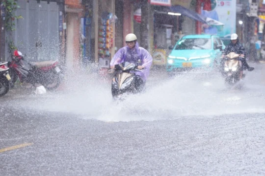 Miền Bắc mưa lớn đỉnh điểm, cảnh báo ngập sâu