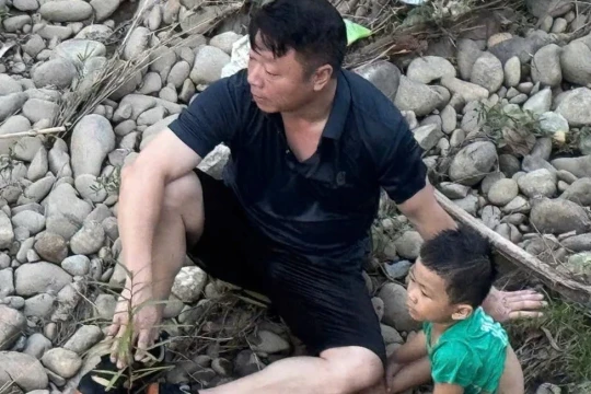 Phó Chủ nhiệm Ủy ban Kiểm tra Đảng ủy xã cứu cháu bé giữa dòng nước xiết
