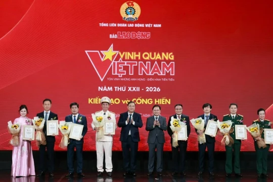 Chương trình Vinh quang Việt Nam tôn vinh 13 tập thể và cá nhân tiêu biểu
