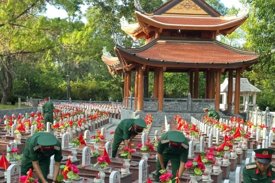Quảng Trị khuyến khích đôi uyên ương dâng hoa tri ân liệt sĩ trong ngày cưới