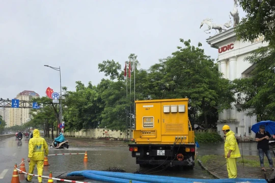 Mưa lớn từ sáng sớm, nhiều tuyến phố Hà Nội ngập cục bộ