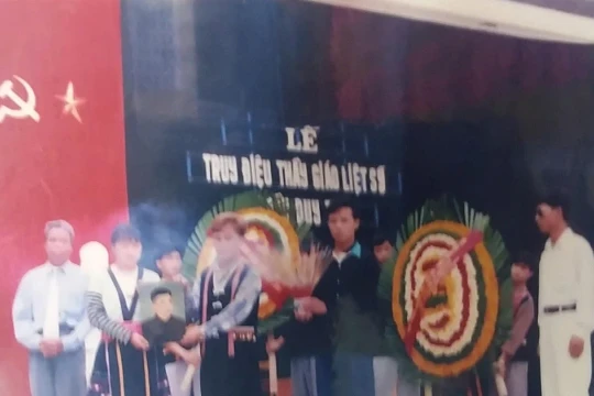 Dòng Đà giang còn kể chuyện thầy giáo liệt sĩ