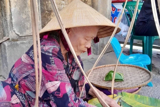 Gánh bánh đúc mật chở cả miền ký ức của cụ bà xứ Huế