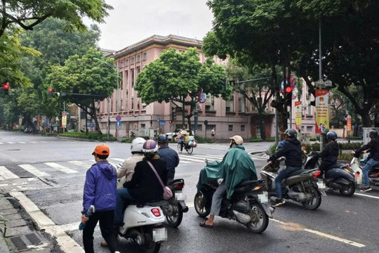 Cơ quan công an giải đáp: Người đi xe máy khi dừng đèn đỏ có được sử dụng điện thoại không?