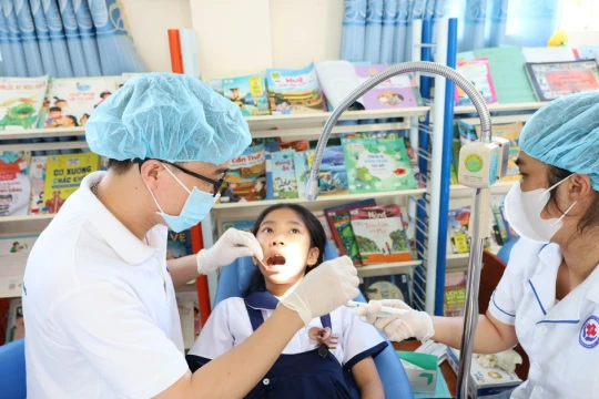 Hơn 200 học sinh ở Cà Mau được khám nha học đường theo mô hình 'Trường - Trạm'