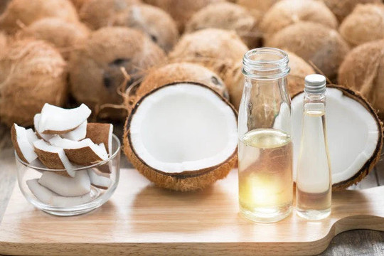 Tắm nắng bằng dầu dừa liệu có thực sự an toàn?
