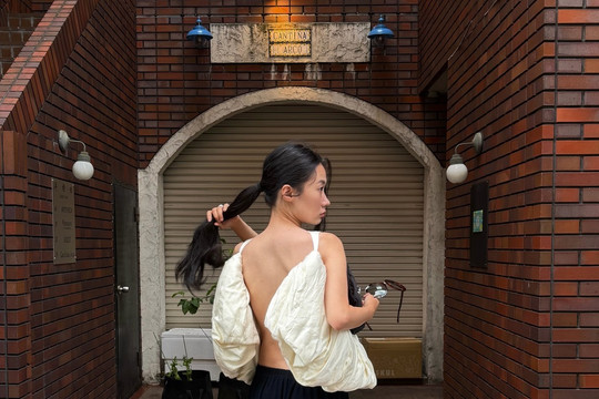 Chiếc áo gây tò mò 'mặc thế nào để không bị tuột'