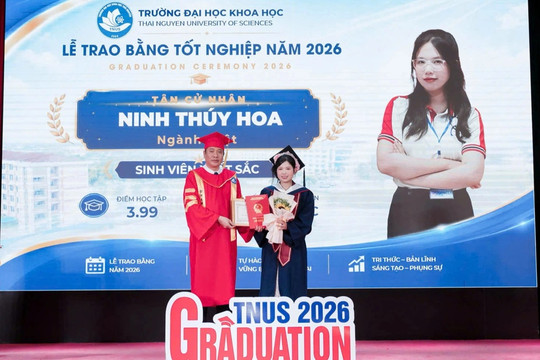 Nữ sinh "nhổ lạc, cấy thuê" tốt nghiệp thủ khoa với điểm gần tuyệt đối