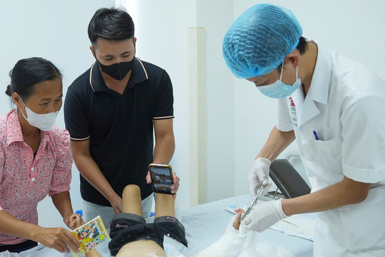 Áo chống nắng cuốn vào xe máy giật đứt rời cánh tay bé gái 4 tuổi