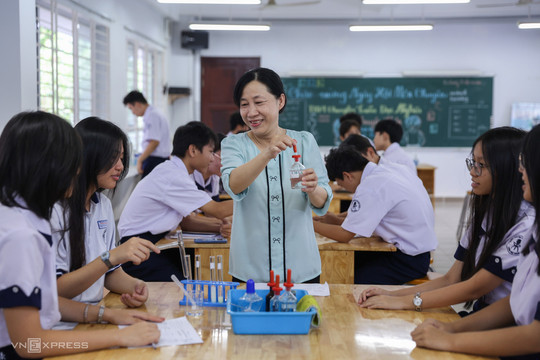 Bộ Giáo dục chấn chỉnh việc 'đánh tụt' hạng lương giáo viên