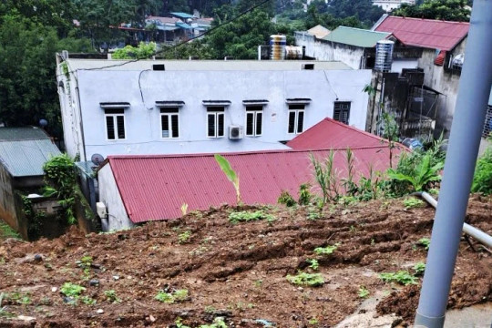 Sạt lở uy hiếp khu dân cư, xã vùng cao Quan Sơn khẩn trương di dời dân