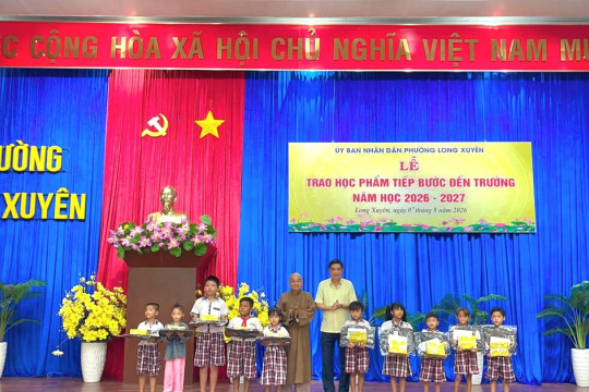 Trao 100 suất học phẩm Tiếp bước đến trường cho học sinh khó khăn ở An Giang