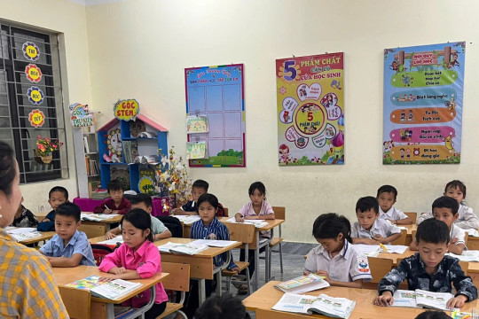 Khoản nợ sau bục giảng: Biết đòi ai?