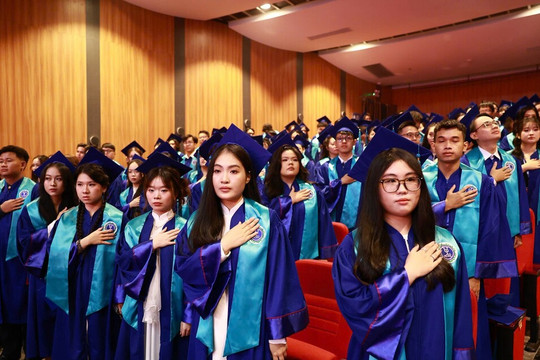 Tân khoa Luật TP HCM lần đầu 'tuyên thức' như ngành Y