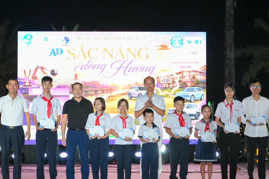 Báo GD&TĐ trao 100 triệu đồng giúp học sinh nghèo vượt khó tại TP Huế