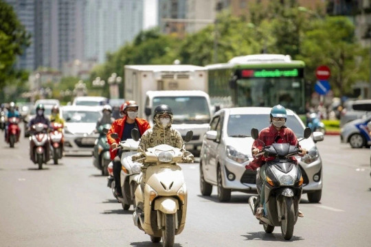 Dự báo thời tiết ngày 12/8: Nắng nóng bao trùm, Nam Bộ mưa dông từ chiều tối