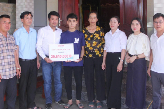 Trao gần 32 triệu đồng đến 2 anh em mồ côi sau vụ cháy rừng ở Hà Tĩnh