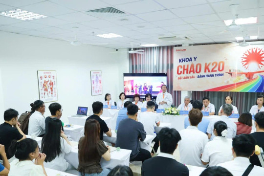 Hàng ngàn tân sinh viên ‘chạm nghề’ ngay ngày nhập học