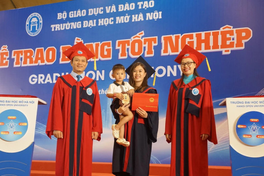 Trường Đại học Mở Hà Nội trao bằng tốt nghiệp cho gần 700 tân cử nhân, tân kỹ sư