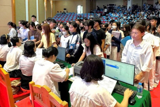 Gần 3.000 tân sinh viên Trường Đại học Hùng Vương làm thủ tục nhập học