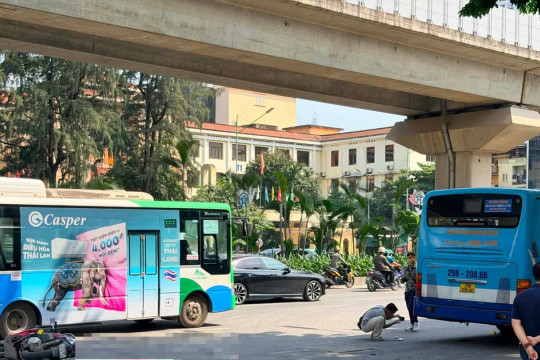 Hà Nội: Xe buýt va chạm xe máy, một cháu bé tử vong