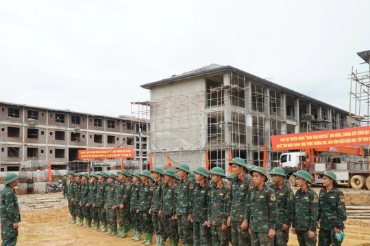 Bộ đội góp sức đẩy nhanh tiến độ xây dựng trường nội trú liên cấp ở Nghệ An