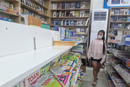 Phụ huynh mướt mồ hôi 'săn' từng cuốn sách giáo khoa