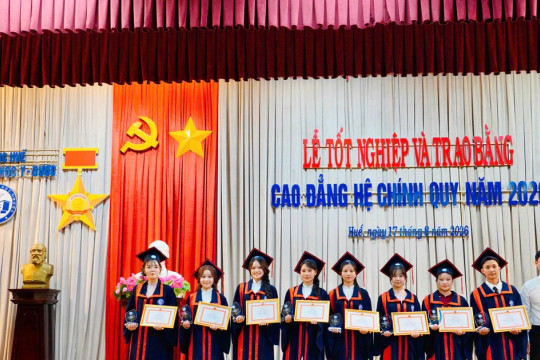 Trường ĐH Y Dược Huế trao bằng tốt nghiệp cho 370 sinh viên hệ Cao đẳng