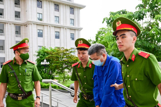 Cảnh sát dẫn giải cựu Thứ trưởng Nguyễn Bá Hoan và đồng phạm đến tòa