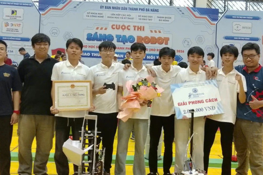 Niềm đam mê nghiên cứu khoa học đưa nhóm học sinh đến sân chơi Robot khu vực