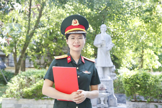 Cô gái 'vừa đủ điểm đỗ' tốt nghiệp thủ khoa bác sĩ nội trú Quân y