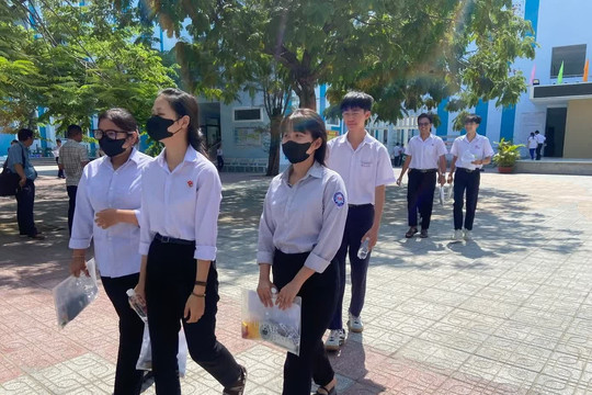 Khánh Hòa: Kỷ luật phó hiệu trưởng vụ thí sinh mang điện thoại vào phòng thi