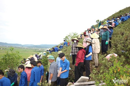 Dòng người nối nhau khuân từng tấm bê tông, làm điều đặc biệt trên núi Nhón