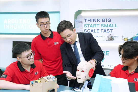 Sinh viên Việt Nam được tiếp cận phòng lab AI, robot đầu tiên ở Đông Nam Á