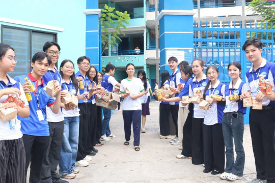 Dấu ấn những màu áo xanh bên mùa thi