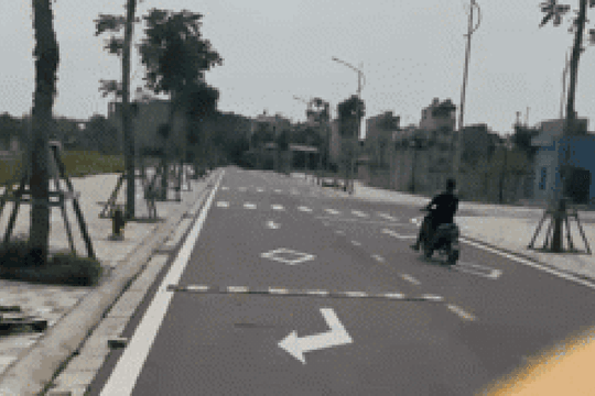 Thanh niên chạy xe máy, "làm xiếc" trước mặt cảnh sát giao thông: Cái kết!