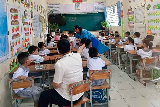Phụ huynh than lớp học không có bục giảng, "siêu nhỏ", nhà trường lên tiếng