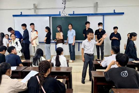Hàng ngàn tân sinh viên Sư phạm Huế nô nức nhập học