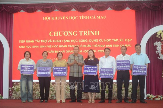 Hỗ trợ học sinh có hoàn cảnh khó khăn đón năm học mới