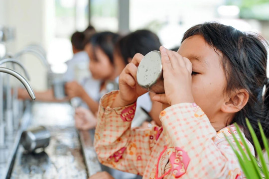 ‘Nước sạch cho em’ đến Ea Bar: Tiếp nối nguồn lực chăm lo điều kiện học đường
