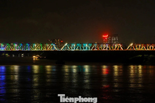 Cầu Chương Dương khoác 'áo mới' rực rỡ về đêm