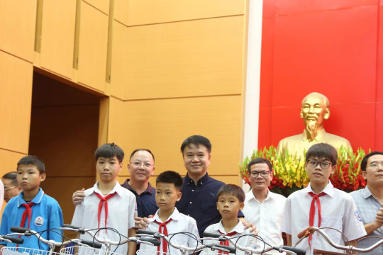 Trao xe đạp, học bổng 'tiếp sức' học sinh khó khăn ở Phú Thọ