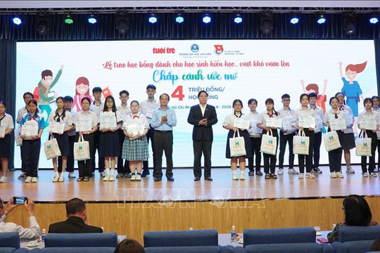 Trao học bổng 'Chắp cánh ước mơ' cho 100 học sinh vượt khó, hiếu học