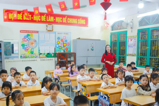 Học sinh lớp 1 Hưng Yên háo hức ngày đầu đến trường