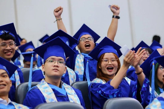 Sau vụ "học phí quá hạn": Vì sao sinh viên đại học chật vật mới tốt nghiệp?