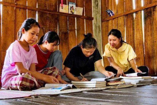 Phụ huynh lặng thầm đồng hành cùng con mùa tựu trường