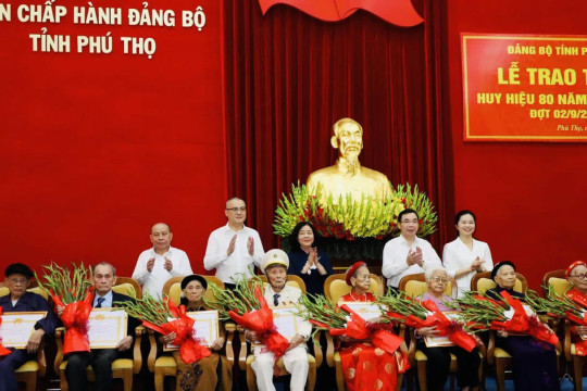 Trao Huy hiệu 80 năm tuổi Đảng cho 8 Đảng viên lão thành ở Phú Thọ