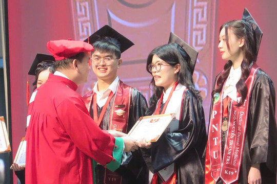 Thi khó, học "trâu": Vì sao sinh viên y dược tốt nghiệp đúng hạn cao?