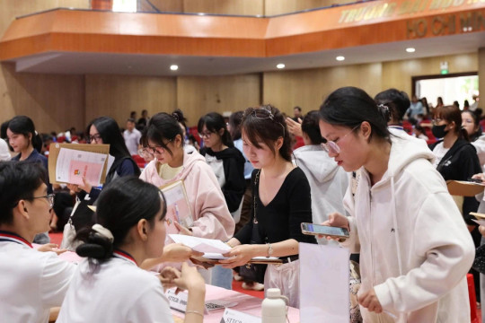 Sinh viên tốt nghiệp trễ hạn: Trách nhiệm không chỉ ở người học
