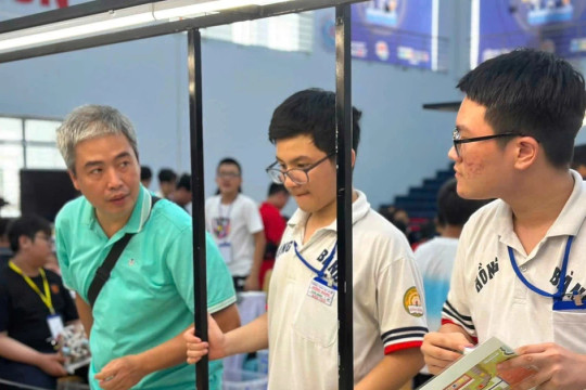 Hai thế hệ Trường THCS Hồng Bàng cùng chạm tay vào chức vô địch Robotacon